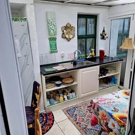 בית נופש Scenic Glamping Hut With Sustainable Biodiversity Habitat Near Shannon Estuary In County Clare, Ireland *