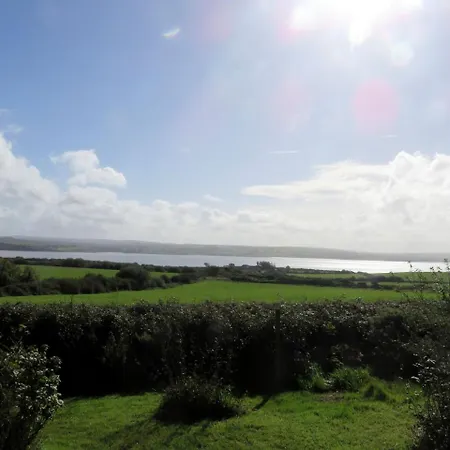 Scenic Glamping Hut With Sustainable Biodiversity Habitat Near Shannon Estuary In County Clare, Ireland בית נופש