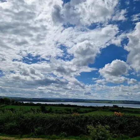 Scenic Glamping Hut With Sustainable Biodiversity Habitat Near Shannon Estuary In County Clare, Ireland בית נופש *